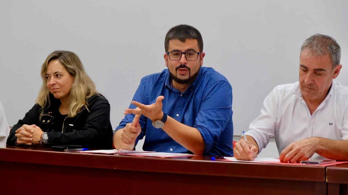 Borja Perdomo (c), secretario general del PSOE en la isla de La Palma.