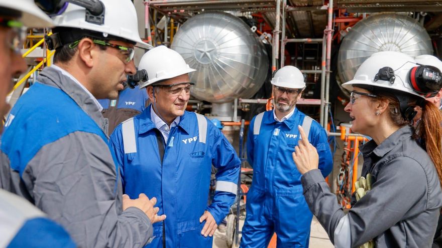 Con altos ejecutivos y un funcionario clave, Techint desembarcó en YPF y en el gobierno de Milei