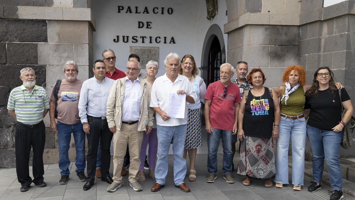 Miembros de Podemos, Sumar, CCOO y UGT en la presentación en la Fiscalía de Canarias de una denuncia dirigida al fiscal general del Estado, Álvaro García Ortiz, para que investigue por delito de odio al líder de Vox, Santiago Abascal, por haber pedido que se hunda el barco humanitario Open Arms.