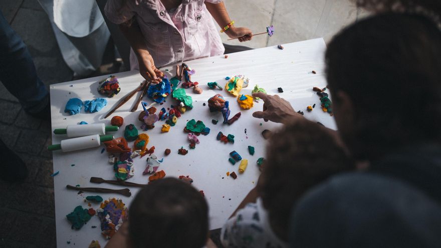 Taller de plástilina en la Caseta Infantil del Festival de la sIdeas y la Cultura