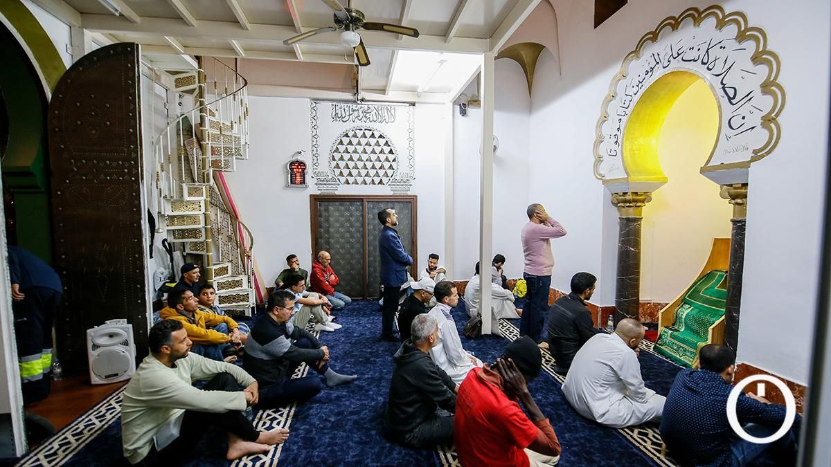 Musulmanes rezando en la Mezquita El Morabito de la plaza de Colón