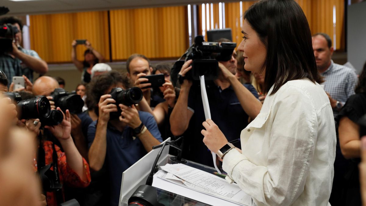 La ministra de Sanidad, Consumo y Bienestar Social, Carmen Montón, durante la rueda de prensa en la que ha negado irregularidades en su máster