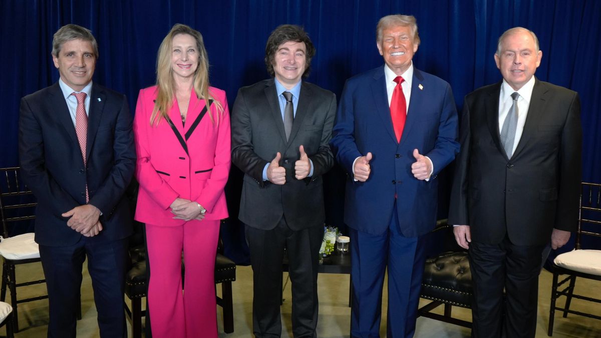 De izquierda a derecha, el ministro de Economía de Argentina, Luis Caputo; la secretaria general de la presidencia, Karina Milei; el presidente de Argentina, Javier Milei; el presidente de los Estados Unidos, Donald Trump, y el ahora exministro de Relaciones Exteriores, Comercio Internacional y Culto, Gerardo Werthein, durante una reunión en Nueva York.