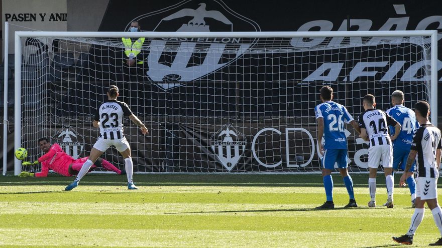 Un penalti parado y un solo remate limpio dan los puntos al Tenerife