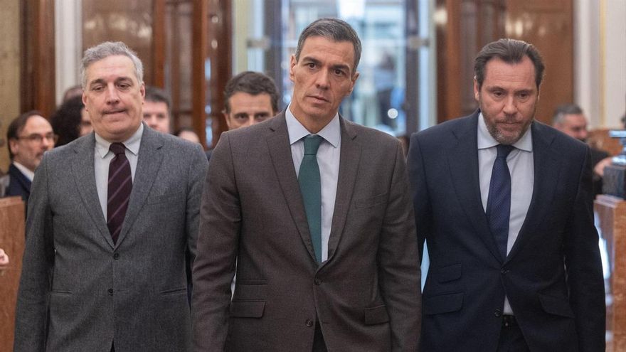 El presidente del Gobierno, Pedro Sánchez, y el ministro de Transportes, Óscar Puente
