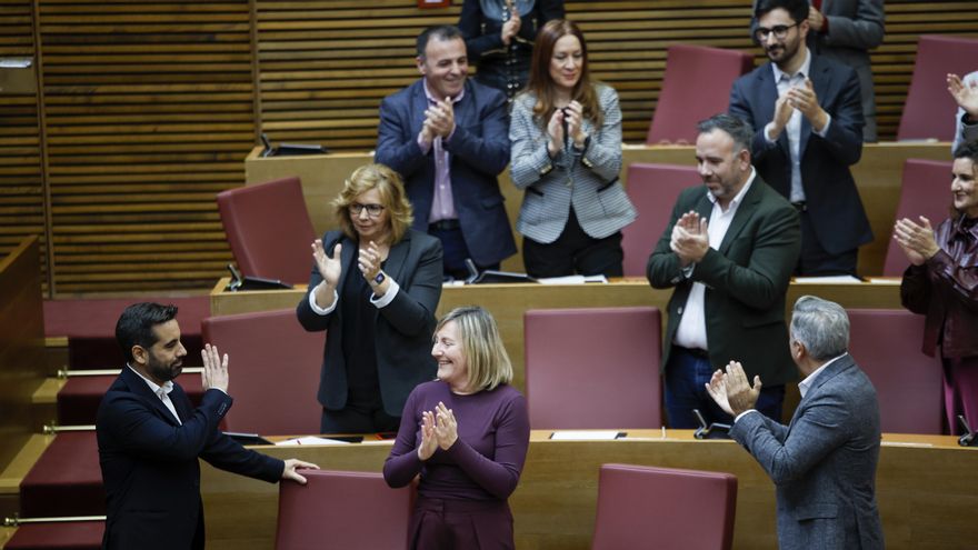 El síndic del PSPV-PSOE, José Muñoz, es aplaudido por su grupo durante el pleno que se celebra este jueves para investir al candidato del PP, Juanfran Pérez Llorca, como nuevo president de la Generalitat.