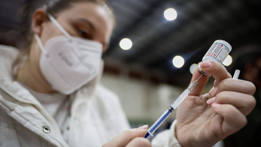Una médica prepara una dosis de la vacuna Moderna, hoy en la sede de la Secretaría Nacional de Deportes de Asunción, Paraguay. EFE/Nathalia Aguilar