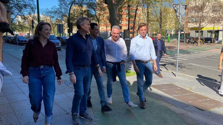 Alberto Núñez Feijóo y Juanma Moreno, junto a Cuca Gamarra, Elías Bendodo y Antonio Repullo, este sábado en Sevilla, con motivo de la 27 Interparlamentaria del PP
