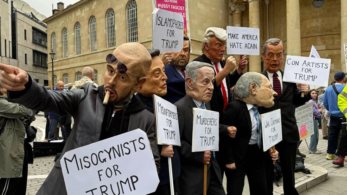 Un grupo de manifestantes durante la protesta contra la visita de Donald Trump este miércoles, en Londres.