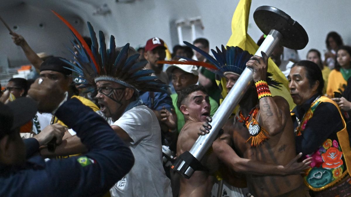 Manifestantes se enfrentan con fuerzas de seguridad en un intento de invasión a la sede de la COP30 este martes, en Belém (Brasil). EFE/ Andre Borges