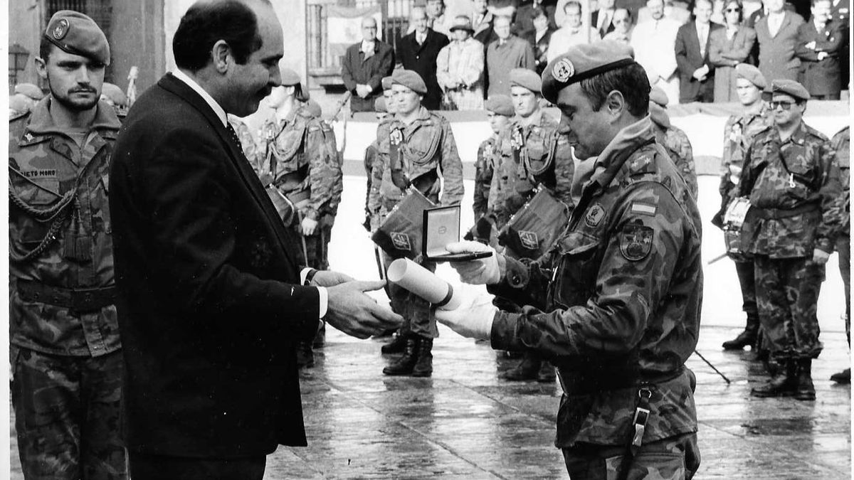 Sergio Marqués hace entrega de la Medalla de Oro y el diploma al capitán-jefe de la Compañía Asturias, actual coronel, Enrique Corominas, en noviembre de 1995.