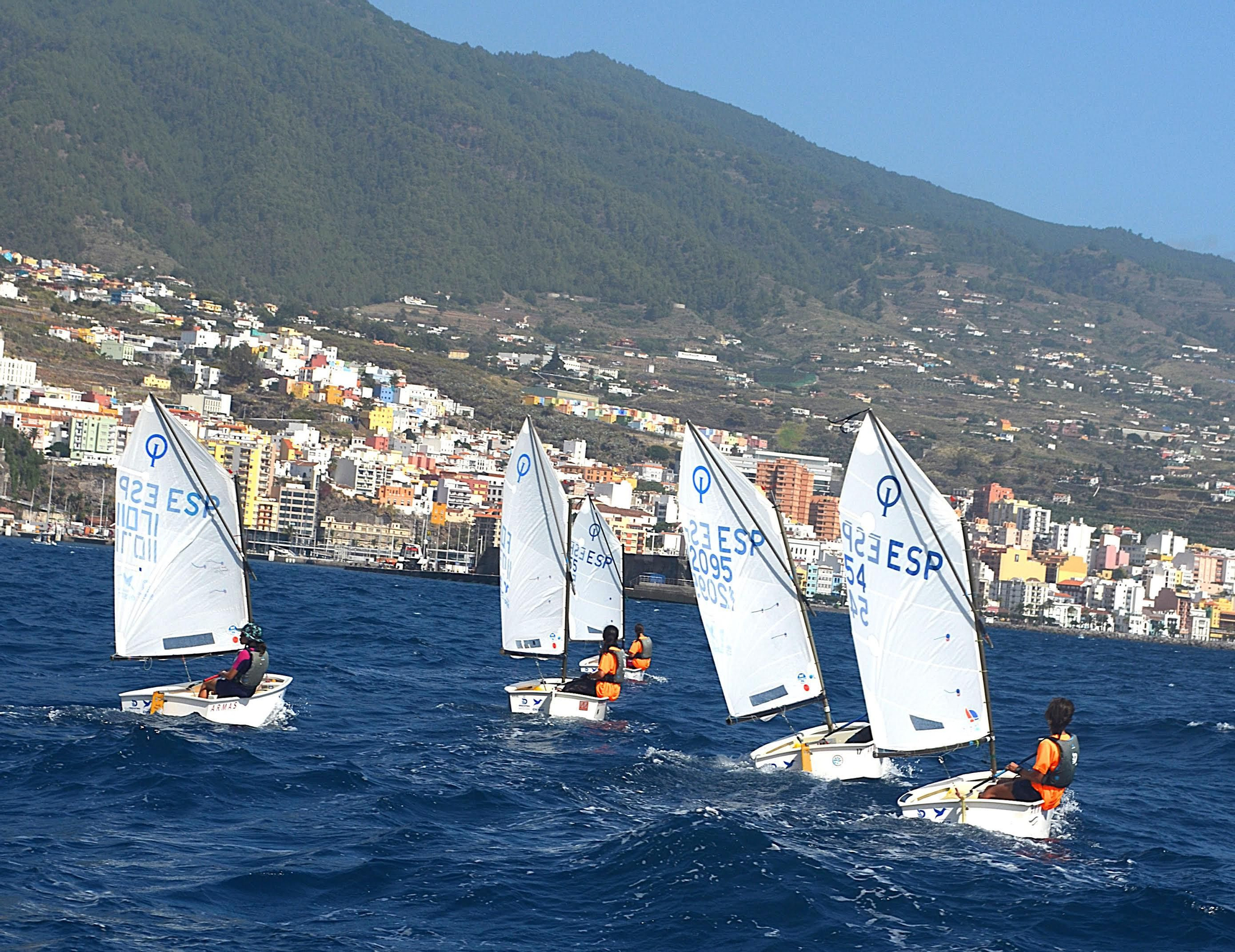 Rumbo a la ciudad: los más pequeños de la regata en Optimist.