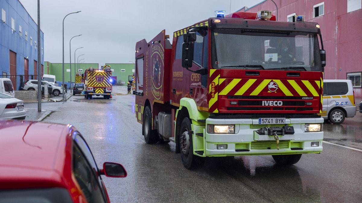 Un incendio forestal obliga a confinar parte una urbanización en Borox durante la madrugada