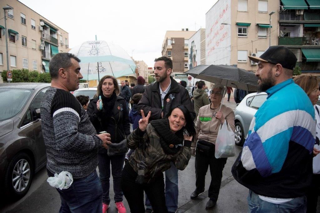 Manifestantes reunidos en el acto de bienvenida