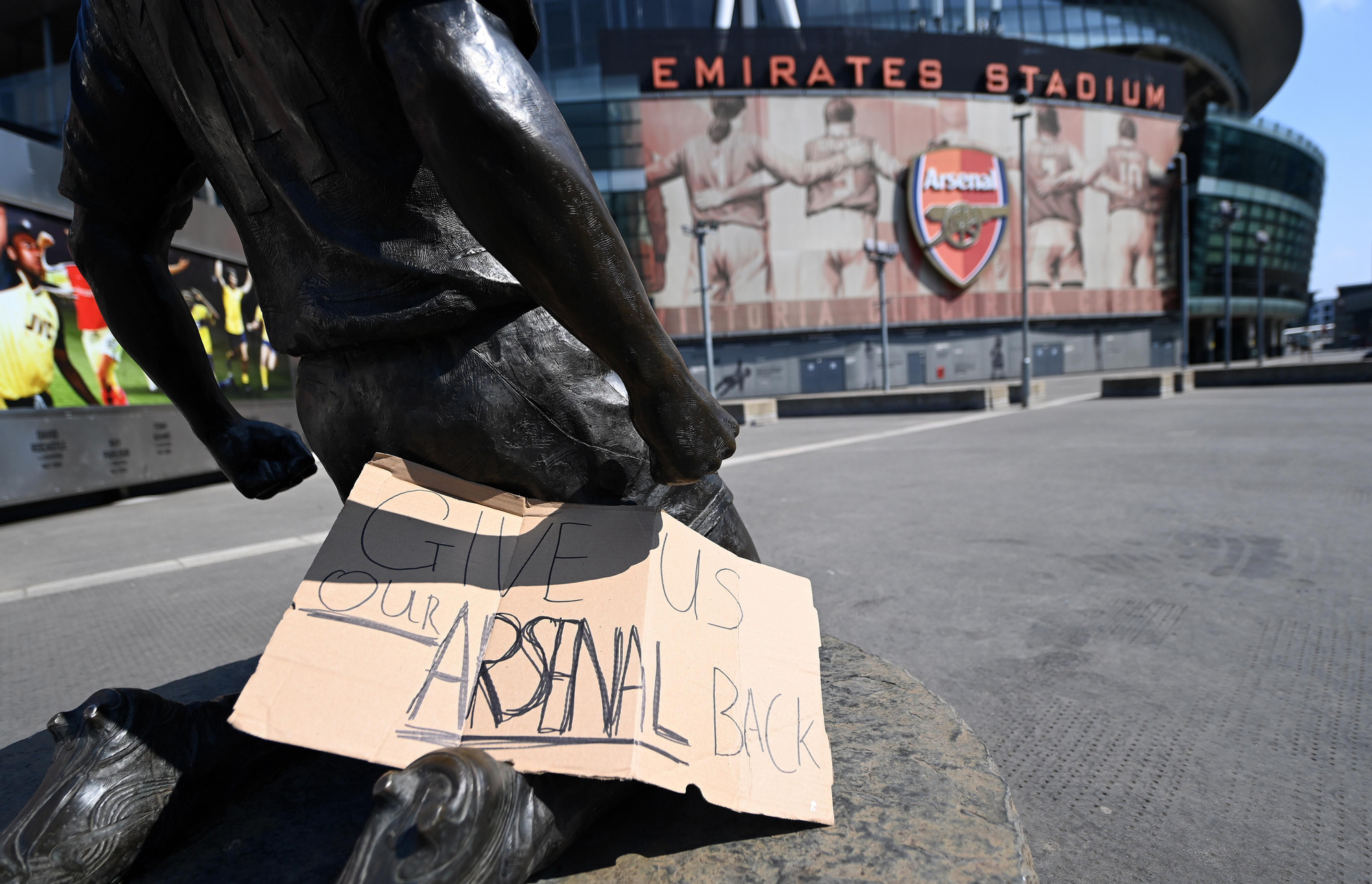 Un cartel de protesta de los aficionados del Arsenal al nacimiento de la Superliga de fútbol