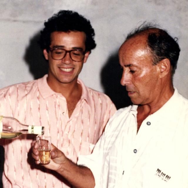 César Manrique degustando Vino El Grifo en foto recogida de la web oficial de la bodega