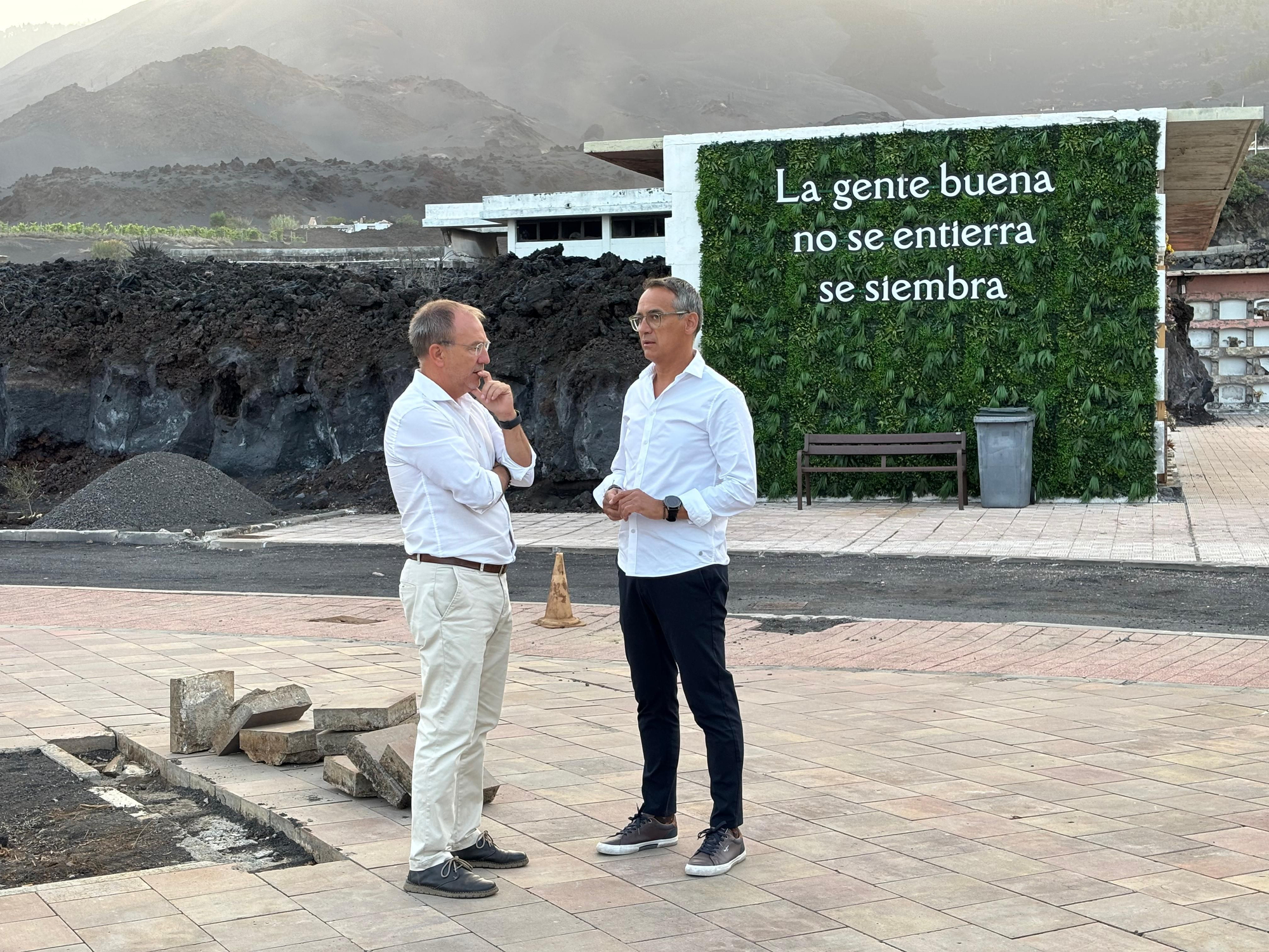 Sergio Rodríguez, presidente del Cabildo de La Palma, y Javier Llamas, alcalde de Los Llanos de Aridane, este lunes, en el Cementerio de Los Ángeles.