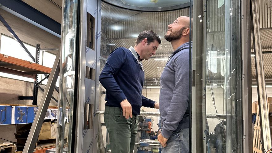 Inspección de los procesos de fabricación de ascensores.