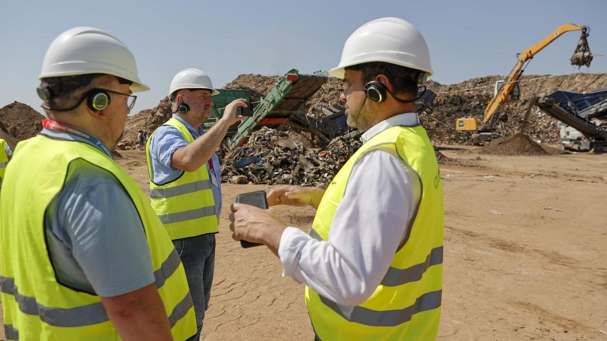 l presidente de la Comisión de Recursos Naturales del Comité Europeo de las Regiones, Piotr Calbecki (c), y otros miembros de la comitiva durante su visita este viernes a la planta de transferencia de residuos producidos por la DANA.