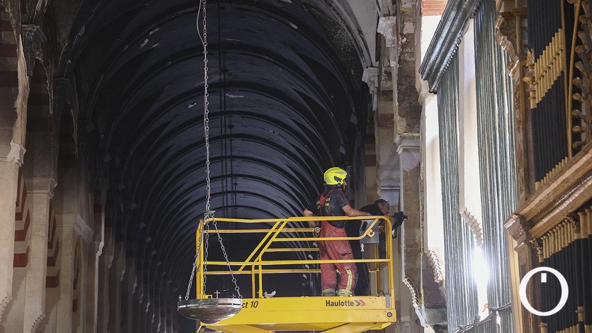 El interior de la Mezquita Catedral tras el incendio, en imágenes