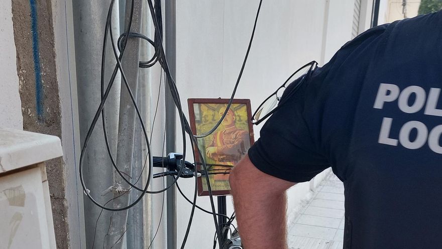 Un agente de la Policía Local de Adra junto al patinete con una fotode Franco empleado para el atropello