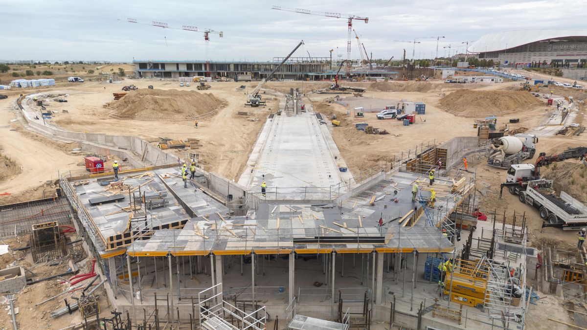 Construcción de la playa de olas junto al estadio del Atlético de Madrid en el distrito de San Blas-Canillejas.