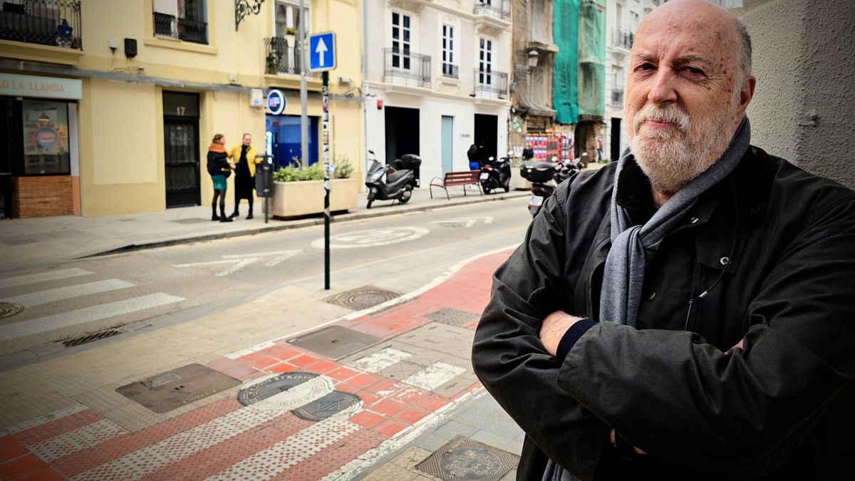 El escritor Miguel Herráez, en una calle del barrio de Russafa.