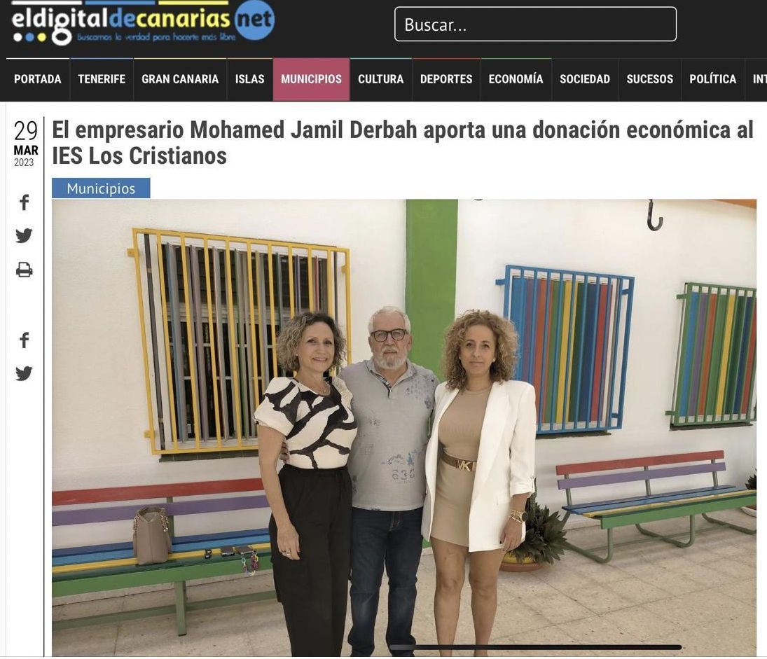 Noticia de el digital decaparías.net relatando el donativo de Mohamed Jamil Derbah a un instituto público. El empresario, flanqueado por la directora del centro y la número dos de Fuerza Canaria, a la izquierda.