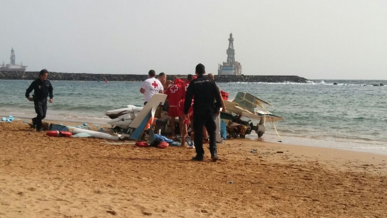 Imagen de la avioneta siniestrada sobre la arena de la playa