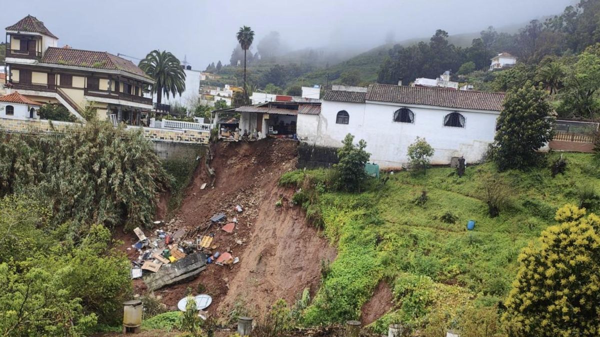 Momento del derrumbe parcial de un popular restaurante en Teror por las fuertes lluvias