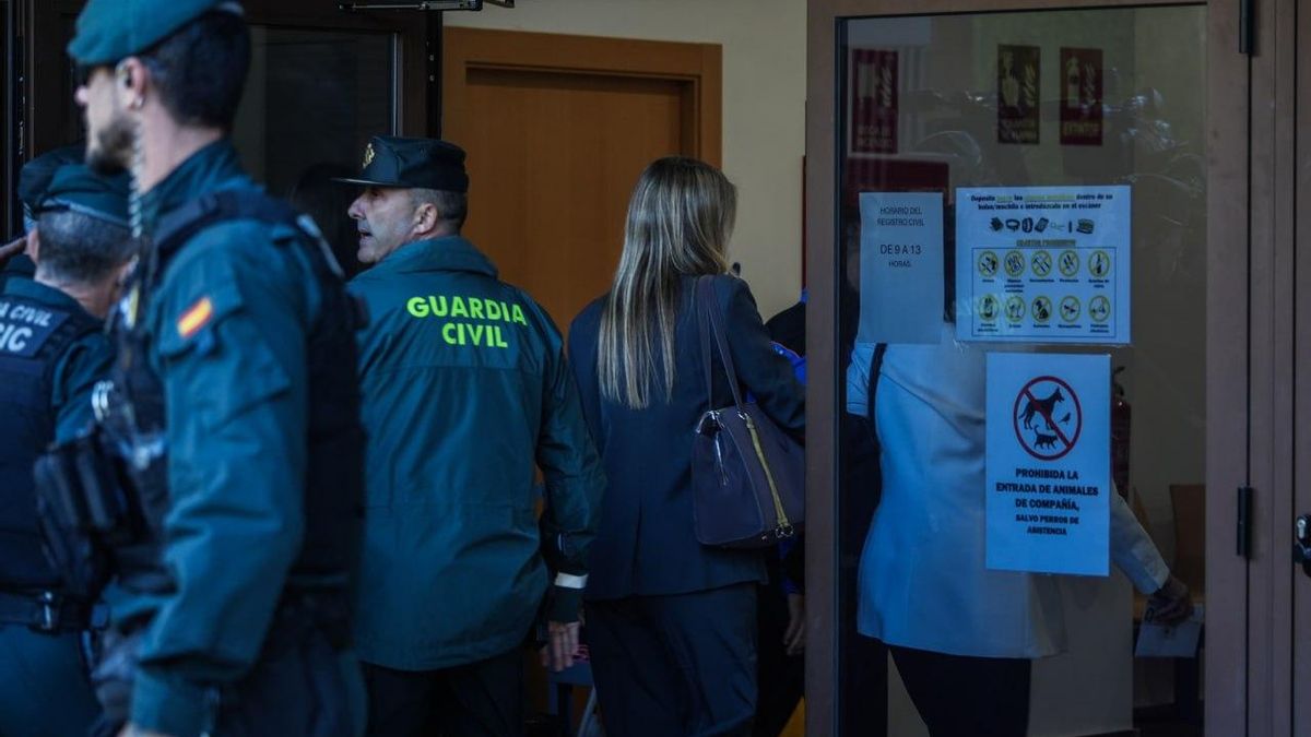 Maribel Vilaplana, a su llegada al juzgado de Catarroja.