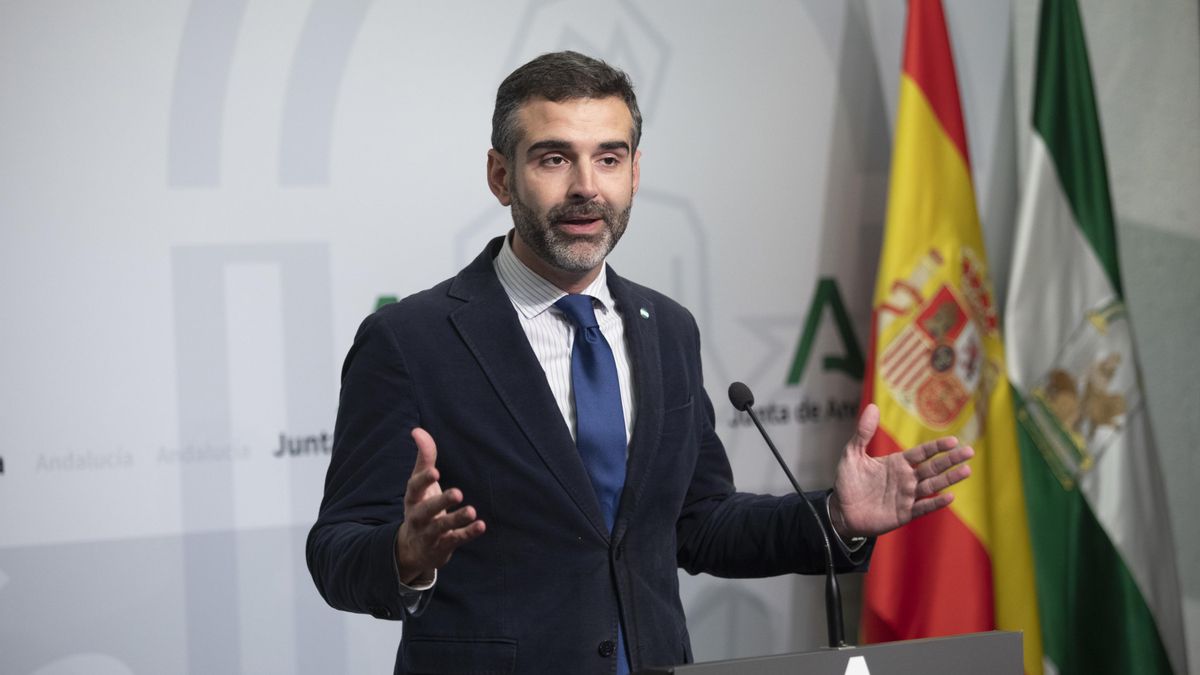 El consejero de Sostenibilidad, Medio Ambiente y Economía Azul y potavoz del Gobierno, Ramón Fernández-Pacheco, durante la rueda de prensa posterior al Consejo de Gobierno de la Junta de Andalucía. A 05 de diciembre de 2022, en Sevilla (Andalucía, España)