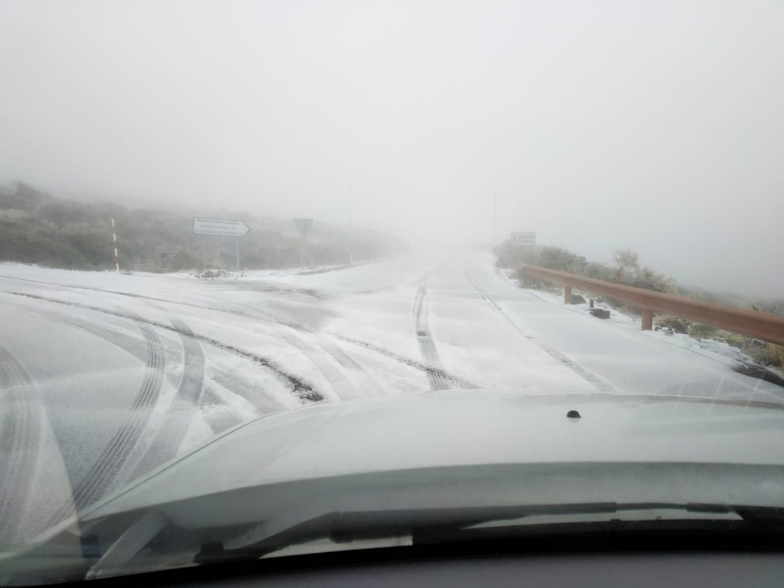 Vía de acceso al Observatorio Astrofísico del Roque de Los Muchacho cubierta de nieve. (Foto: Marco Pedani)