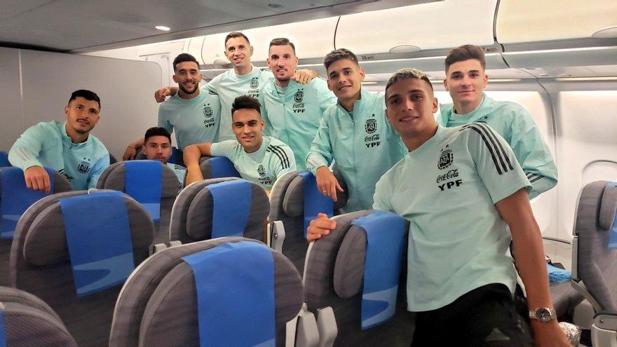 El plantel del seleccionado argentino llegó a Ezeiza después del bochorno de Brasil