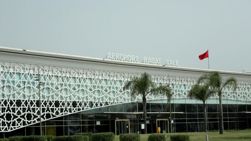 Vista exterior del Aeropuerto de Rabat-Salé, este martes en Marruecos, que suspendió los vuelos procedentes o con destino a España y Francia. EFE/ Mohamed Siali