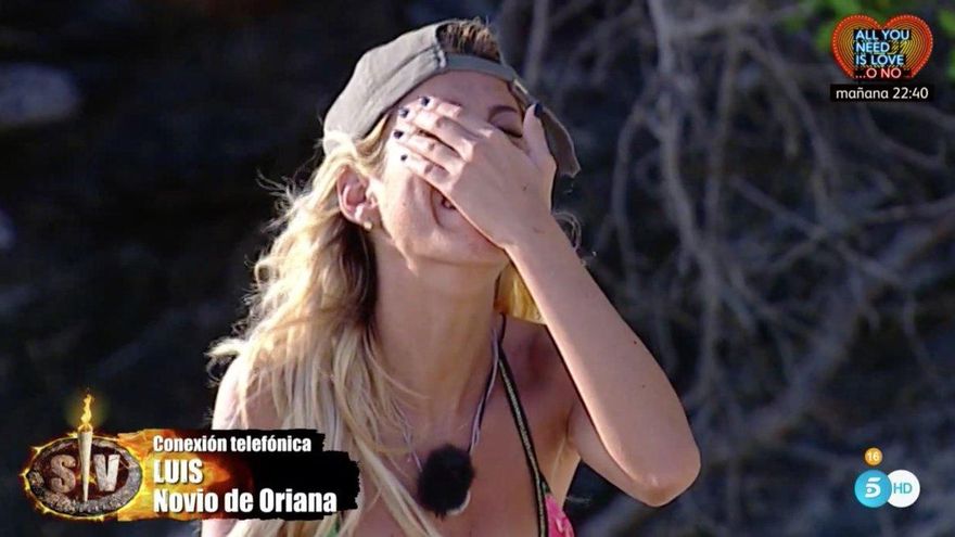 Oriana escuchando a su novio