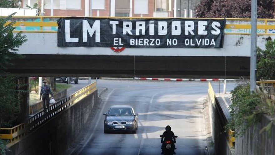 César Sánchez / ICAL . Pancarta 'LM traidores, el Bierzo no olvida' en Ponferrada.