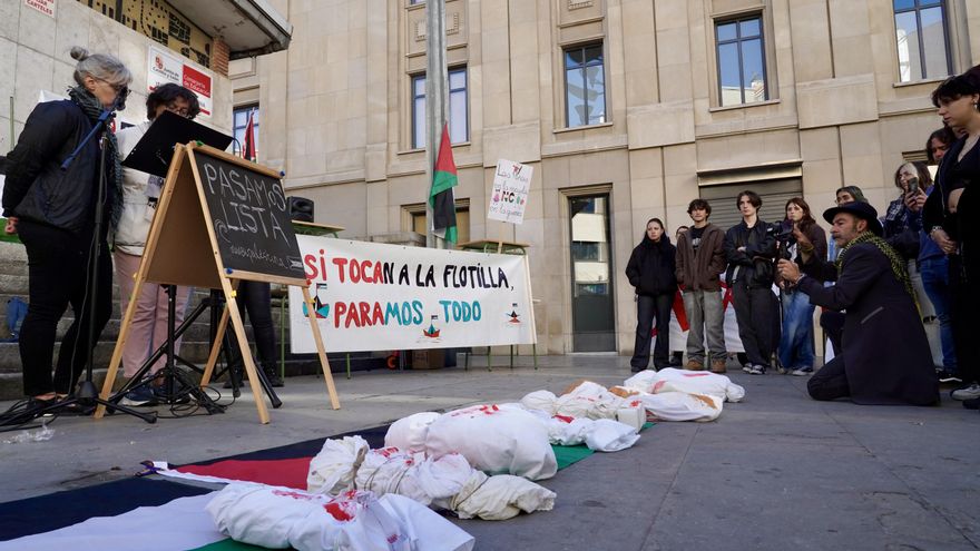 Los estudiantes de León leen durante la jornada de huelga los nombres de 18.000 niños asesinados en Gaza