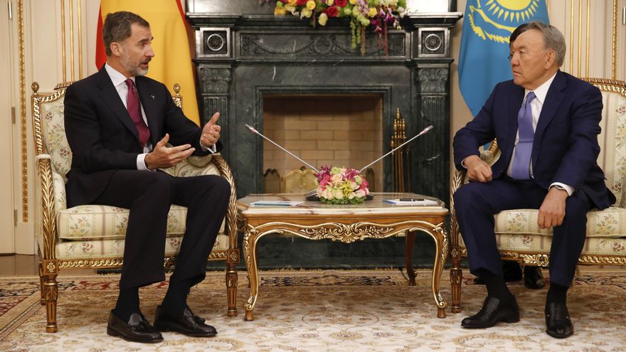 Felipe VI y el presidente de Kazajistán, Nursultán Nazarbáyev, durante la reunión que mantuvieron en 2017 en el palacio presidencial Ak Orda de Astaná.