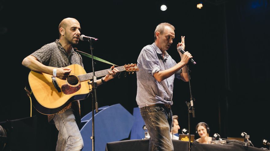 El grupo musical "Las victimas civiles" actúan como invitados al programa en directo de Carne Cruda