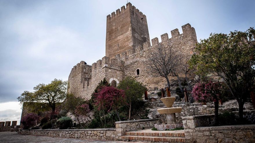 Almohade de planta poligonal y rematado por una gran torre, desde lo más alto de este castillo se pueden ver hasta cuatro provincias