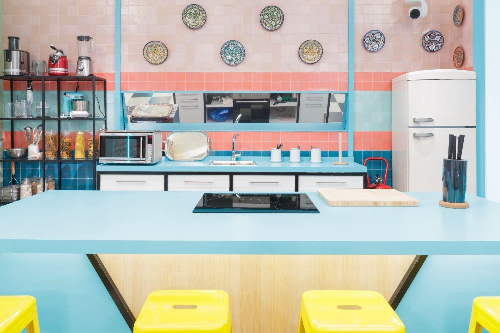 Así es el plató de 'La familia de la tele' en RTVE, que emula a un barrio con distintos ambientes y decorados