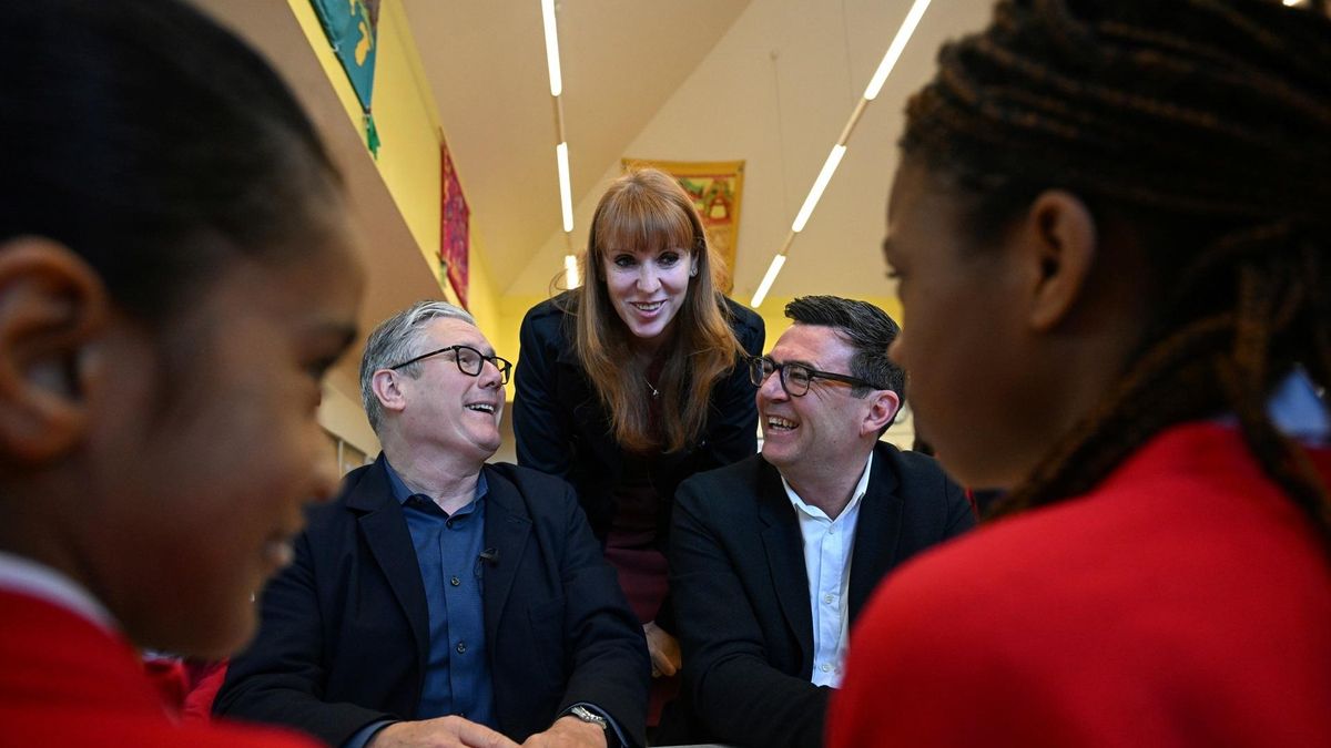 El primer ministro británico, Keir Starmer, con la diputada laborista y exvice primera ministra Angela Rayner y el alcalde de Manchester, Andy Burnham, durante la visita a un colegio en Ashton, Manchester, el 13 de abril de 2026.