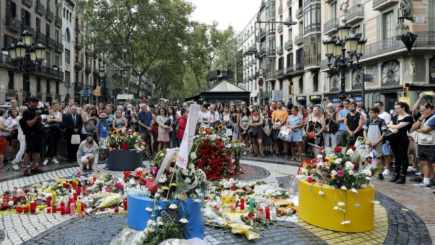 Un grupo de personas depositan flores en el mosaico de Miró en Las Ramblas en recuerdo de las victimas de los atentados del 17-A en Barcelona y Cambrils . EFE/Andreu Dalmau/Archivo