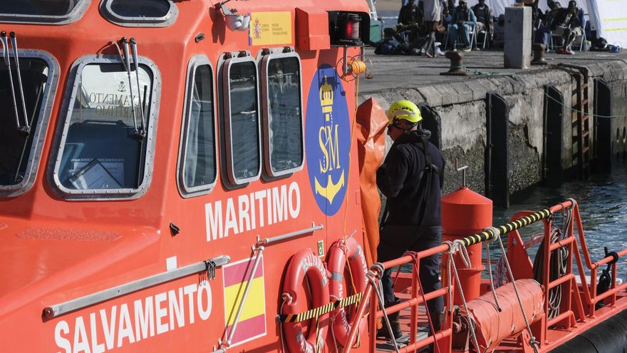 Rescatadas 68 personas, entre ellas un menor, en un cayuco al sur de Tenerife