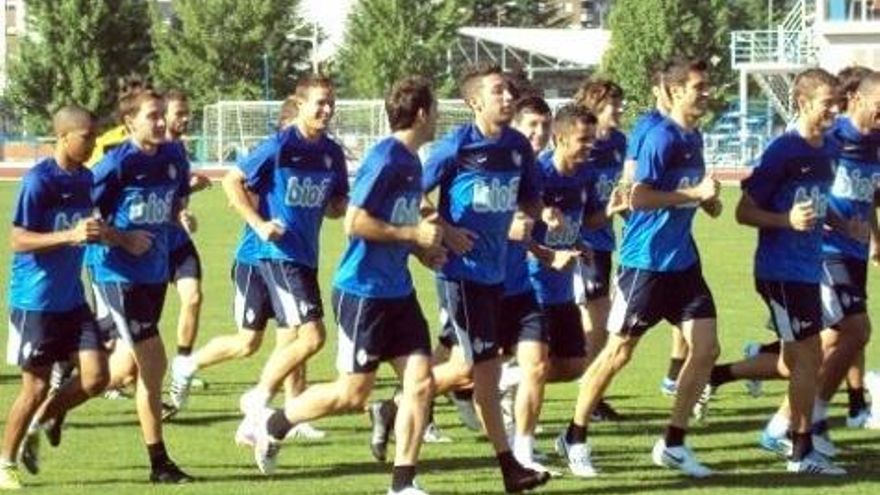 Primer entrenamiento de la Deportiva Ponferradina de la temporada 2.011-2.012.