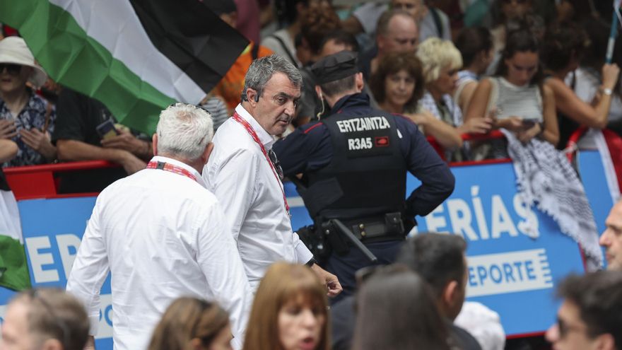 El director de La Vuelta afirma que acciones como la que provocó la caída de un ciclista "no se pueden tolerar"