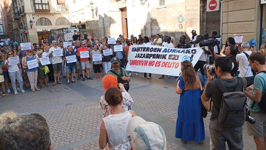 Decenas de personas arropan a los manteros de Bilbao contra lo que consideran "agresiones policiales racistas"