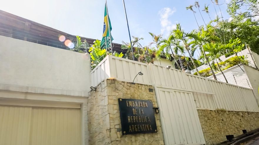 Antichavista que salió de Embajada argentina denuncia que efectivos entraron en su casa