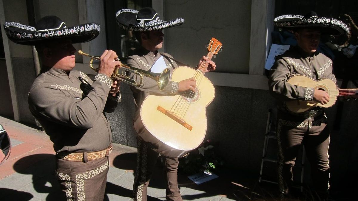 Mariachis mexicanos cantan a las puertas del PSOE que Sánchez sigue siendo "el rey" frente a "Susanita de mi corazón"